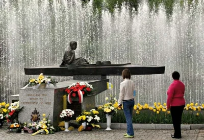 bzdecior - @jaroty: 
 JAN PAWEŁ DRUGI LUBIŁ PŁYWAĆ KAJAKIEM 

A to znasz? Chyba, że d...