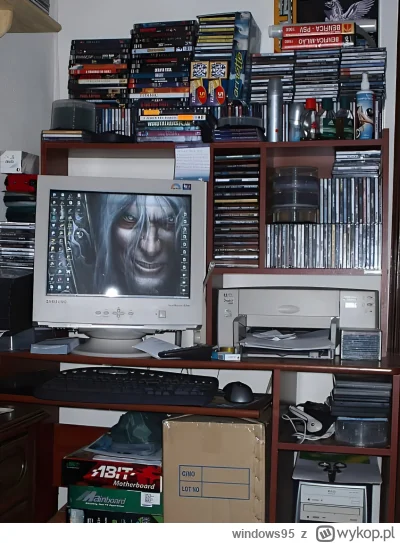 windows95 - Pamiętam że mój śp. stary u siebie w pokoju przy kompe zawsze trzymał dwi...