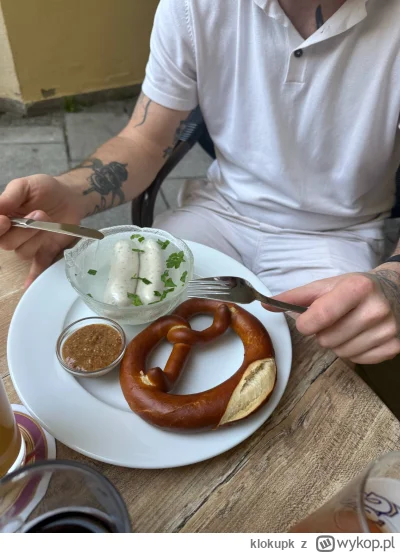 klokupk - #jedzenie #niemcy 
Białą kiełbasę podali w wodzie z gotowania xd