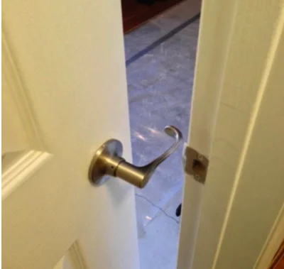 veve77 - #famemma 

Dostałem zdjęcie od Wardęgi jak Tyburscy zamontowali klamke w drz...