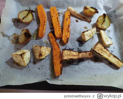 potatowitheyes - #rosol #gotujzwykopem #obiad 
Prawie zapomniałem, że mam warzywa w p...