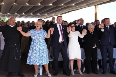 BalonowySutener - Słynny oltarz na którym pisowcy tańczą co roku

#rolnikszukazony