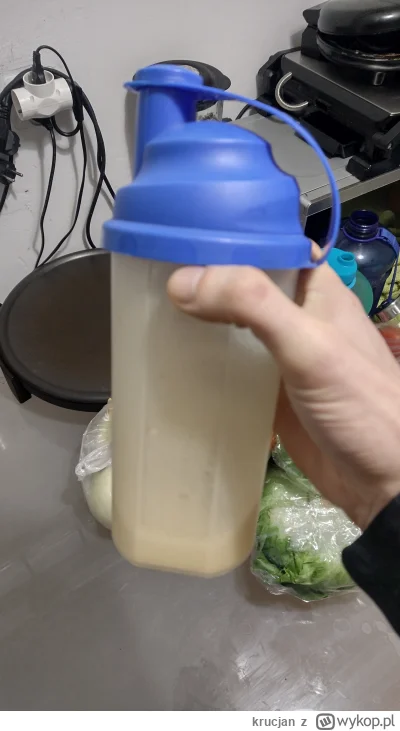 krucjan - Wczorajszy posiłek:
Szejk białkowy i trochi chipsów sobie przekąsiłem.

#je...