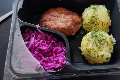 Milo900 - Kotlet mielony, ,ziemniaki i surówka. 

Cena za zwykly obiad z baru turysty...