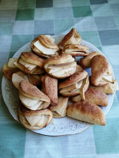 Pan_Hieronim - Chłop se ciastka z jabłkami upiekł. No bo co innego miał robić. 

#prz...