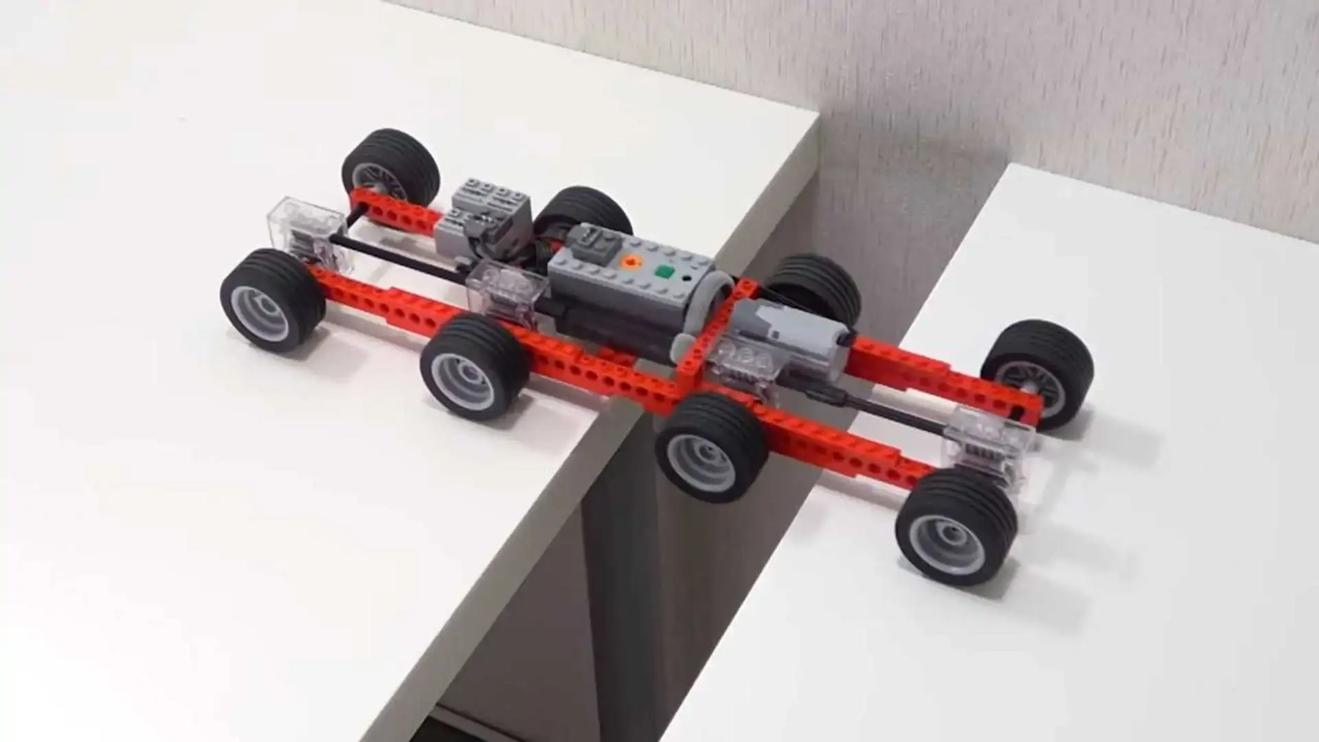 zwykly_szarak - Uwaga, wyjaśniam dlaczego pociąg najechał a się nie wykoleił

#ukrain...