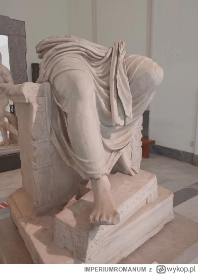 IMPERIUMROMANUM - Fragment rzymskiej rzeźby ukazującej siedzącego Jowisza na tronie

...