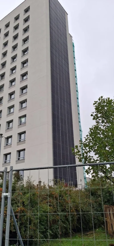 MyOwnWorstEnemy - Ciekawe czy kołki wkręcone w ściany czy w styropian xD
#fotowoltaik...