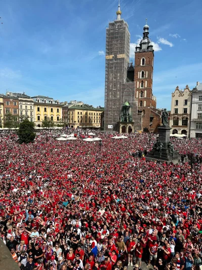 Eliade - W Krakowie się nieźle bawią.

#mecz