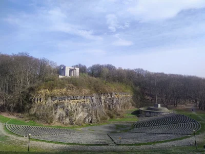 sylwke3100 - Amfiteatr skalny wraz z pomnikiem Czynu Powstańczego na samym szczycie n...
