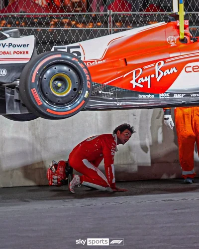 kinson - Carlos Sainz oglądający swój bolid
#f1