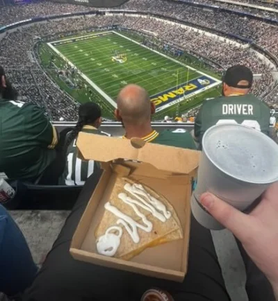 Marcinnx - @Piotrek7231: widziałem też gorsze xD
Cheese quesadilla & a pint at the LA...