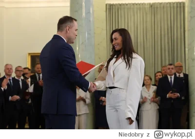 Niedobry - @JebawczanRysionu: Panienki z IPNu do Palacu sprowadza..