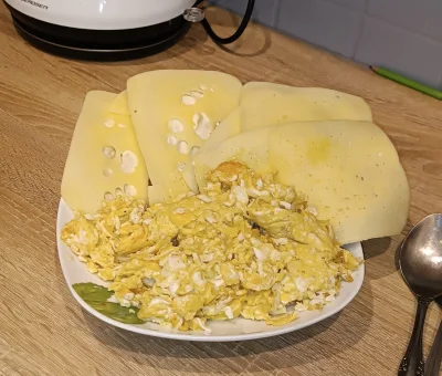 Dumle007 - Sobie chuop zrobił jajówe z chlebkiem bożym oraz ze serem i majonezem, na ...