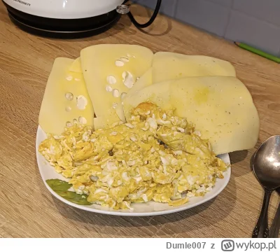 Dumle007 - Sobie chuop zrobił jajówe z chlebkiem bożym oraz ze serem i majonezem, na ...