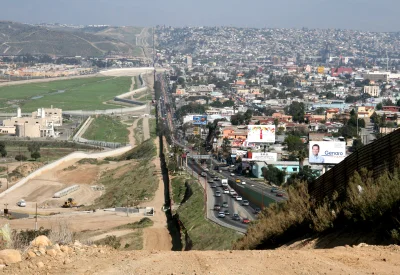 Deykun - Tijuana, Meksyk po prawej. Po lewej USA.

Udowadnia to nic.