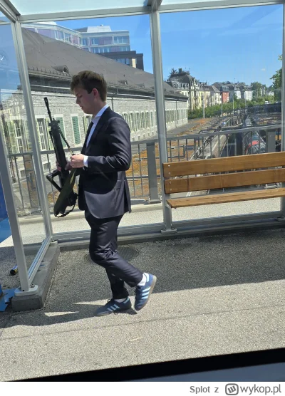 Splot - Wracam dzisiaj z pracy a gość chyba właśnie jedzie negocjować podwyżkę. ( ͡º ...