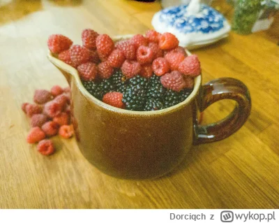 Dorciqch - Przyniosłam sobie z działeczki litra (｡◕‿‿◕｡)
Litra jeżyn i garść malin na...