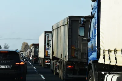 mmenelica - Widzę srogą podnietę wykopków o zakaz wyprzedzania dla ciężarówek.
Och, j...