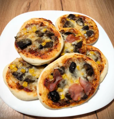 arinkao - Pizzerinki nocne na cieście drożdżowym ( ͡° ͜ʖ ͡° )つ──☆*:・ﾟ
 Jedne z grzyba...