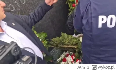 JAn2 - Kaczyński znowu rozpier.dala kwiaty pod pomnikiem smoleńskim pomimo uwag polic...