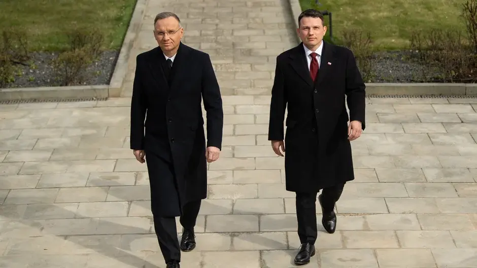 dqdq1 - >ma chociaż cień szansy coś zmienić. 

@Wloczypsuj: ja już miałem pis u władz...