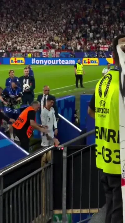 Minieri - Ronaldo wczoraj prawie trafiony z buta przez kibica 
Mirror: https://stream...