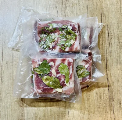 L....._ - 500 g liści laurowych kupionych w styczniu właśnie się skończyło XD

Boczek...