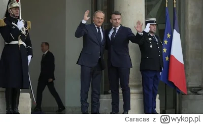 Caracas - Siedzę sobie z kapitanem (Duńczyk) na mostku chwilę po wyjściu z portu.
Na ...