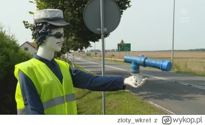 zloty_wkret - #powodz 
pomóżcie mu! Ten chłop cały czas tam stoi nieruchomo! Pewnie s...