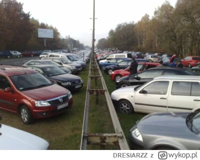 DRESIARZZ - >Nie widzisz, że auto trawę niszczy?

@Sierzant_Stuleja: Kierowniku złoty...