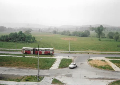 Lardor - Kraków oś "Ruczaj". Widok na przejeżdżający autobus nr. 128. Lata 80

#krako...