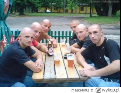 majkelo92 - @cheekyboyo: przypadek, że tylko Ajtuj ma jedną rękę pod stołem?