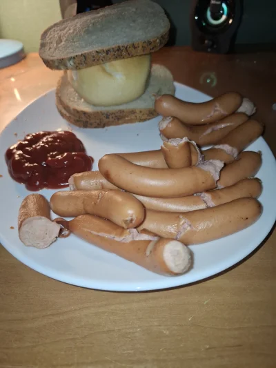 JanNaj358 - #przegryw kolacja dla jego
Parówki trochę stare i obślizgłe, ale nie mamy...