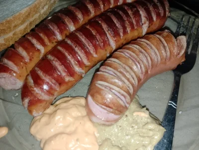 DziecizChoroszczy - #choroszczfood 
Jem sobie porządną chłopską kiełbase śląską, jest...