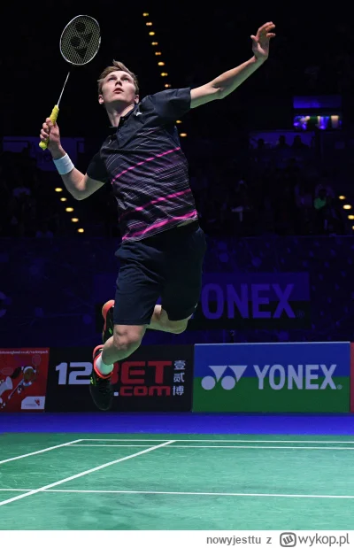 nowyjesttu - Victor Axelsen z Danii- najlepszy badmintonista świata podczas smeczu. W...