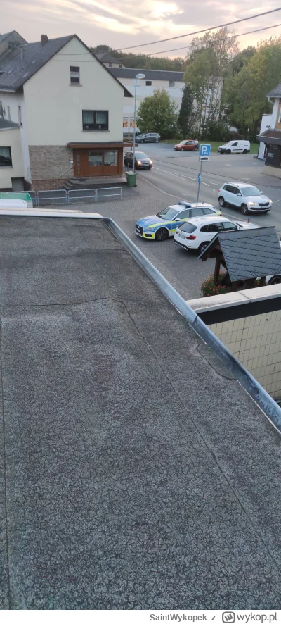 SaintWykopek - Polizei prześladuje mnie, przecież mam prawo chodzić po dachu. #spiewa...