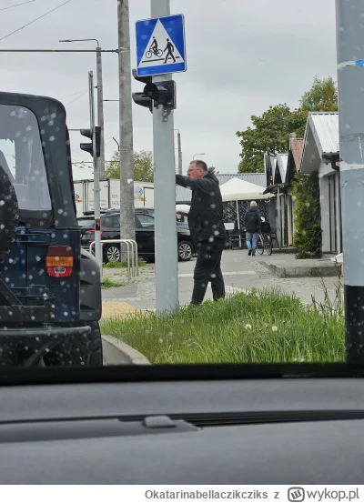 Okatarinabellaczikcziks - Cóż to za szarmancko oparty dżentelmen, tajemniczo zamyślon...