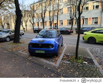 Poludnik20 - Ktoś rozpoznaje model? Tam pani siedziała za kierownicą. Zobaczyłem dopi...