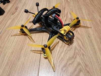 litowo-polimerowy - Mój pierwszy samodzielnie zbudowany od zera dron FPV.
Lista podze...