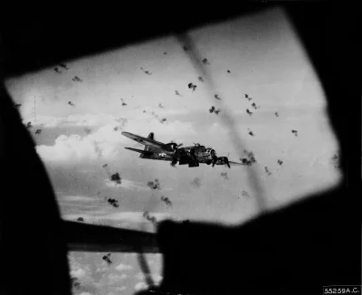 gejfrut100 - bombowiec b17 ostrzeliwany przez niemieckie działa przeciwlotnicze w lud...