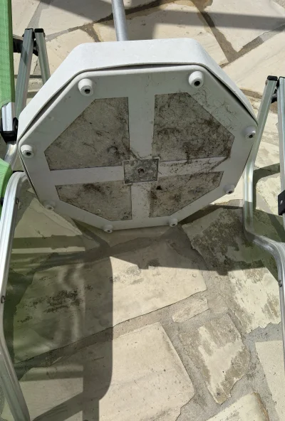 asdfghjkl - Wiatyr taki, że obaliło złożony parasol na betonowej podstawie co ma ze 4...