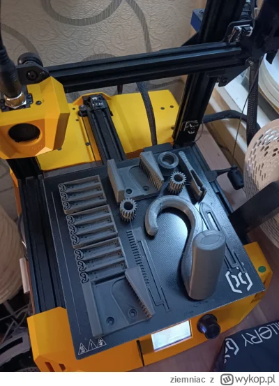 ziemniac - Mirki, polećcie jakąś płytkę na drukarkę 3D, bo ten hegron tak mocno trzym...