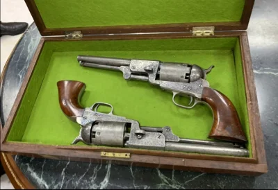 Loskamilos1 - Para rewolwerów Colt 1848 Dragoon, które prezydent USA Abraham Lincoln ...
