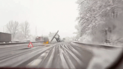 bo-banley - #ufo #uap #usa 

Jeden z dronów wielkości auta spadł na autostradę