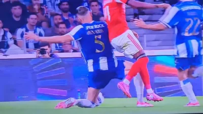 DzordzoAutomatovic99 - Żółta kartka Bednarka w meczu z Benficą, na końcu mała polska ...