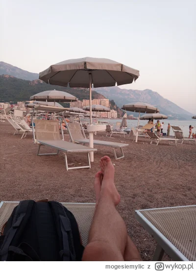 mogesiemylic - Jestem obecnie w Czarnogórze na wakacjach. Siedzę sobie na plaży i non...