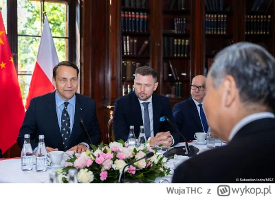 WujaTHC - Na spotkanie z chinczykami sikorski założył krawat z owadami. Jest to nawią...