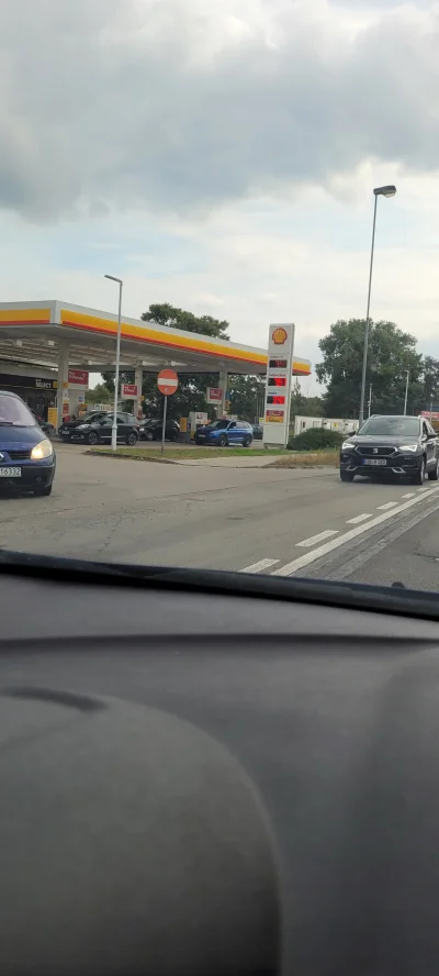 barteck - Pozdro że Świnoujścia
Kilometr dalej Orlen z kolejką 30samochodow w większo...