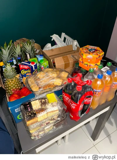 maikeleleq - „Dam wam trochę jedzenia żebyście nie musieli po sklepach latać” 
Jak ja...